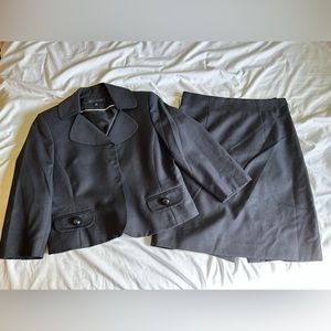 Anne Klein Blazer and Skirt Womens suit Size 4p 3/4 sleeve blazer